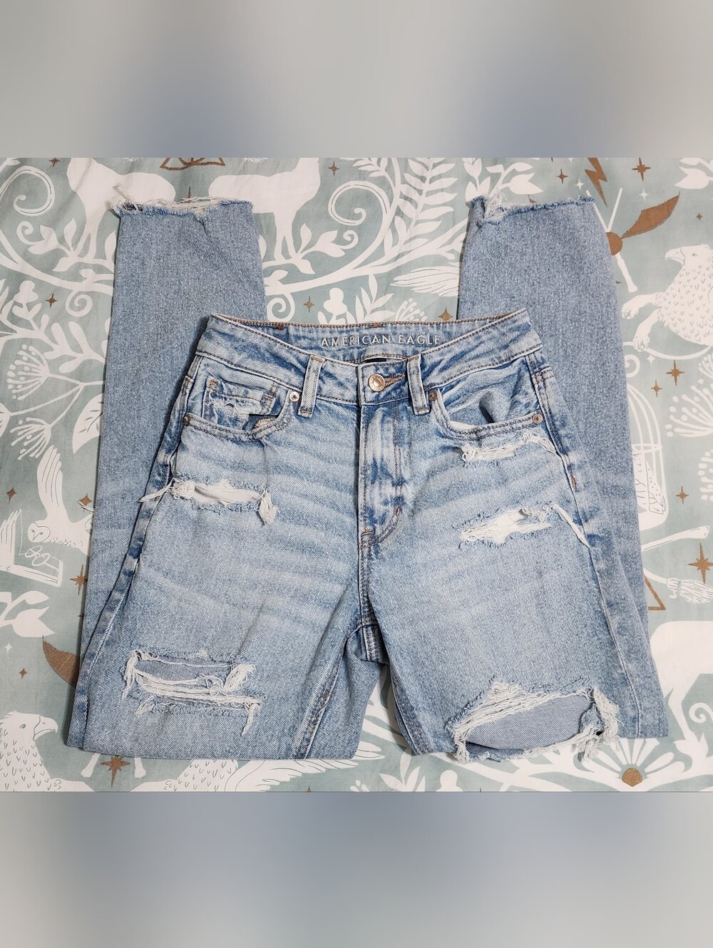 American Eagle Strigid Ripped Mom Jeans 00S